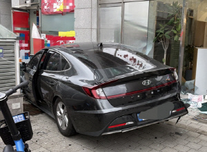 용인서 80대 몰던 승용차 상가 돌진…1명 경상