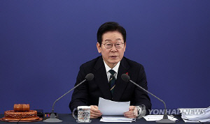 李대통령, 생중계 업무보고에 