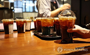 폐플라스틱, 5년 뒤 30%↓…컵 따로 계산제, 폐기물부담금 인상