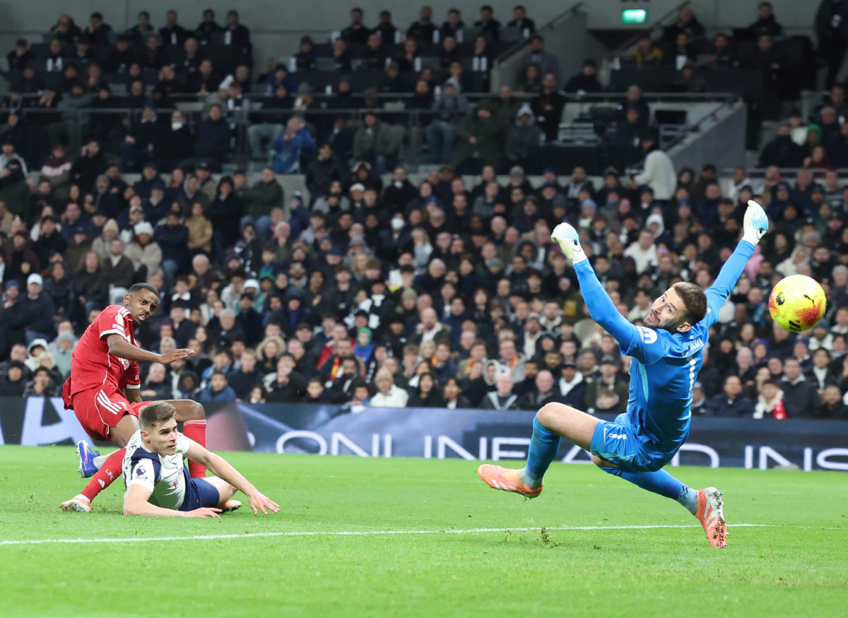 "리버풀 안풀리네" 골 넣고→토트넘CB 태클에 쓰러진 이삭,결국 수술대.…