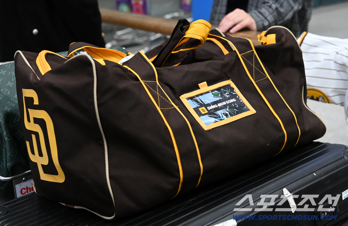 '샌디에이고 입단' 송성문, 팬 준비한 파드리스 유니폼 사인...빅리그 …