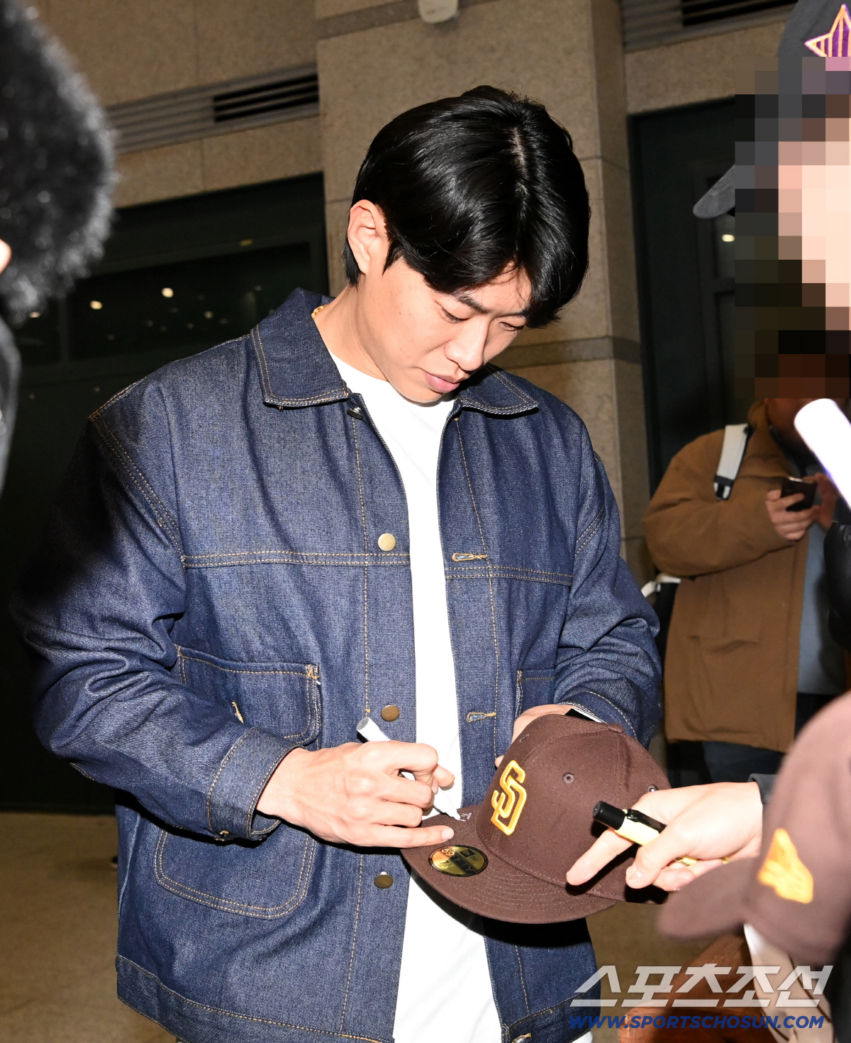 '샌디에이고 입단' 송성문, 팬 준비한 파드리스 유니폼 사인...빅리그 …