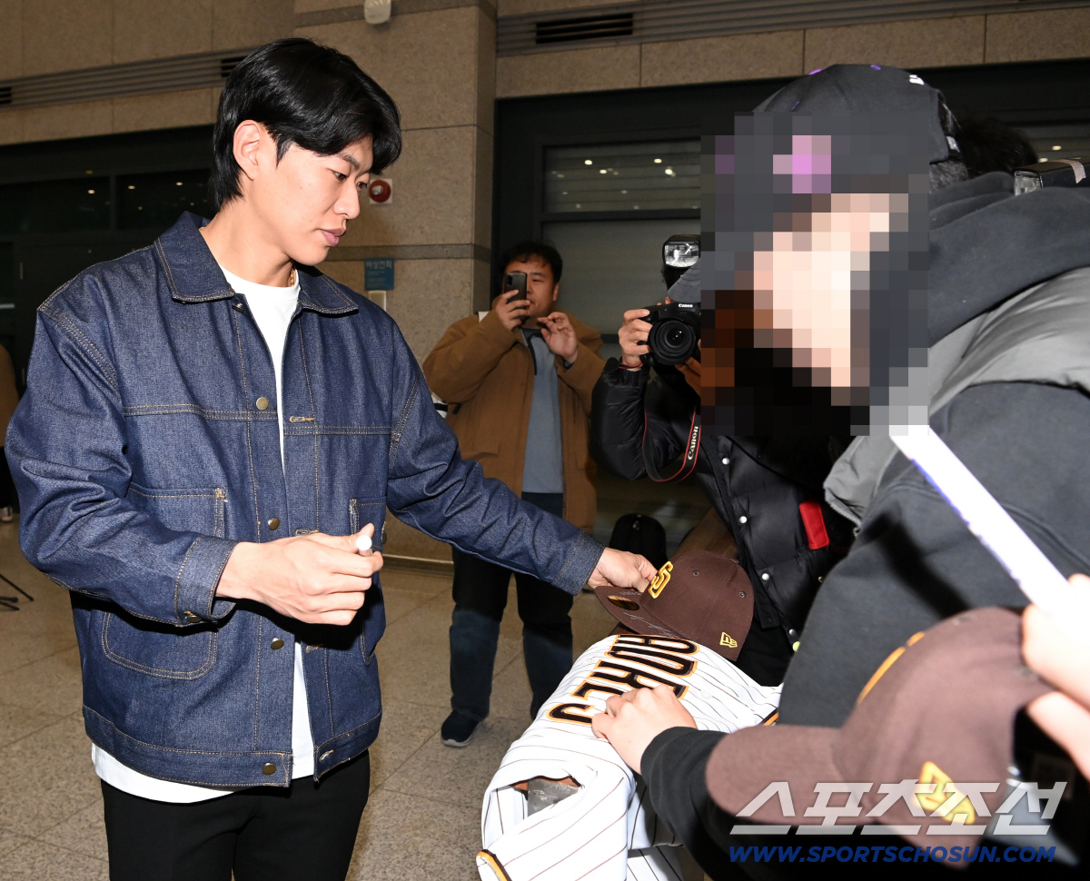 '샌디에이고 입단' 송성문, 팬 준비한 파드리스 유니폼 사인...빅리그 …