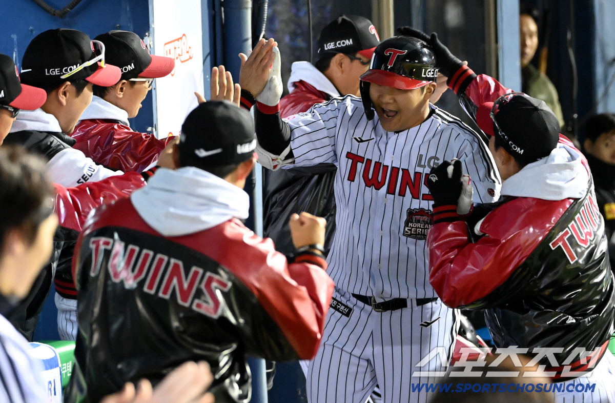 송성문 없는 3루수. LG가 32년만에 恨을 풀까. 26세되는 4번 타자…