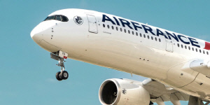 항공기 엔진 폭발음에 급강하, 승객들 추락 대비…항공사 