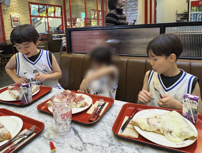 샘해밍턴子 벤틀리, 8세에 기쁜 소식 전했다...트로피 자랑 "형들과 뛰…