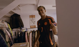 완전 깜짝! '세계 최고 유망주' 야말 한국 투어 진짜 좋았구나...집에 한글 등장! '라민 야말' 족자 자랑