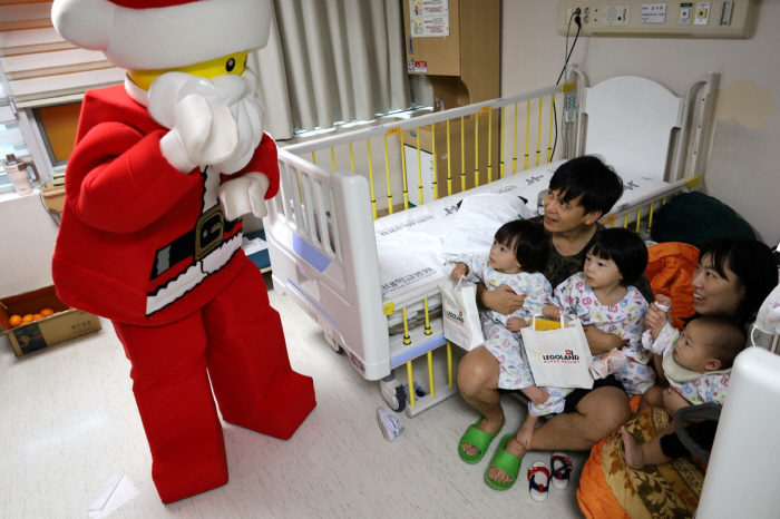 레고랜드, 강원대 어린이병원 환자에 크리스마스 선물 나눠