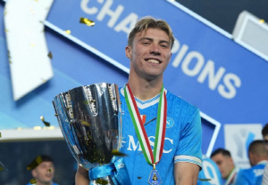 '충격 조롱' SNS로 맨유 저격! 우승컵 들자마자 