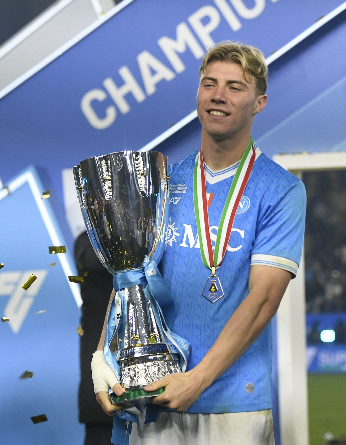 '충격 조롱' SNS로 맨유 저격! 우승컵 들자마자 "맨유 나온 게 신의…