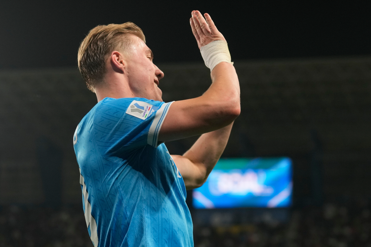 '충격 조롱' SNS로 맨유 저격! 우승컵 들자마자 "맨유 나온 게 신의…