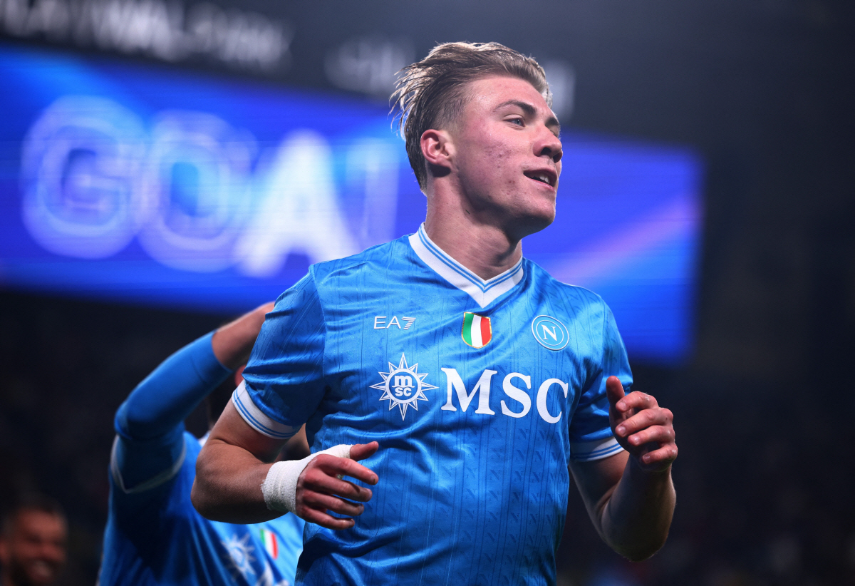 '충격 조롱' SNS로 맨유 저격! 우승컵 들자마자 "맨유 나온 게 신의…