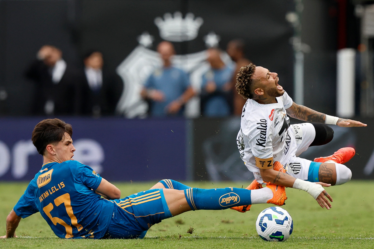 사우디에선 2년 4경기→친정팀에선 무릎 부상 안고 해트트릭, '먹튀전설'…