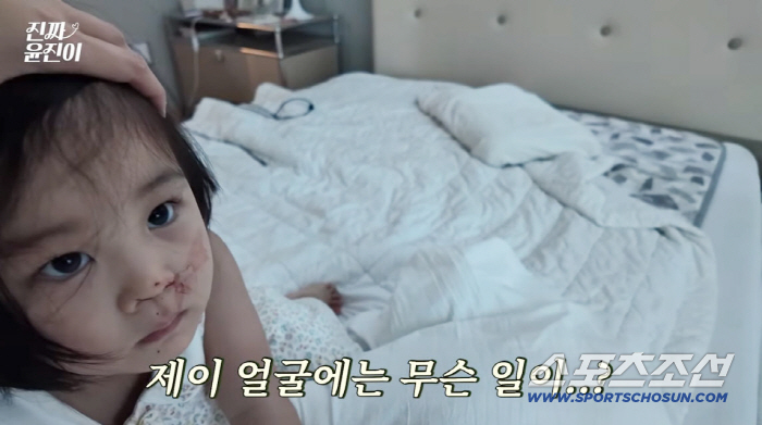 윤진이, 침대에 피가 흥건...딸 코피에 멘붕한 '리얼 육아' 현장