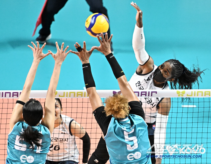 2연패는 없다. 5명이 10점이상 이게 1위팀. 한국도로공사, GS칼텍스에 0:2→3:2 크리스마스 역전승[장충 리뷰]