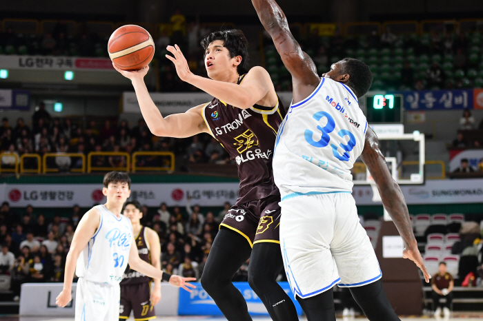 창원 LG, 최하위 가스공사 힘겹게 제치고 3연승으로 선두 유지