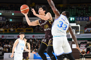 창원 LG, 최하위 가스공사 힘겹게 제치고 3연승으로 선두 유지