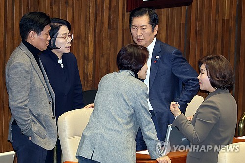 (서울=연합뉴스) 이동해 기자 = 더불어민주당 정청래 대표와 최민희 국회 과방위원장 등이 23일 국회에서 열린 12월 임시국회 본회의에서 대화를 나누고 있다. 2025.12.23 eastsea@yna.co.kr