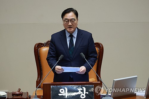 (서울=연합뉴스) 신현우 기자 = 우원식 국회의장이 23일 국회에서 열린 12월 임시국회 본회의에서 주호영 국회부의장에게 필리버스터 사회를 요청하고 있다. 2025.12.23 nowwego@yna.co.kr