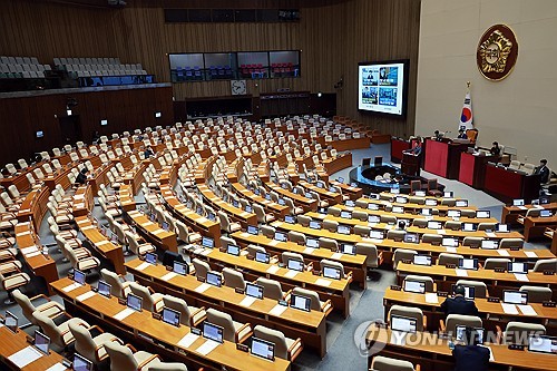 (서울=연합뉴스) 신현우 기자 = 더불어민주당 노종면 의원이 24일 국회에서 열린 12월 임시국회 본회의에서 정보통신망 이용촉진 및 정보보호 등에 관한 법률 일부개정법률안에 대해 무제한 토론을 하고 있다. 2025.12.24 nowwego@yna.co.kr