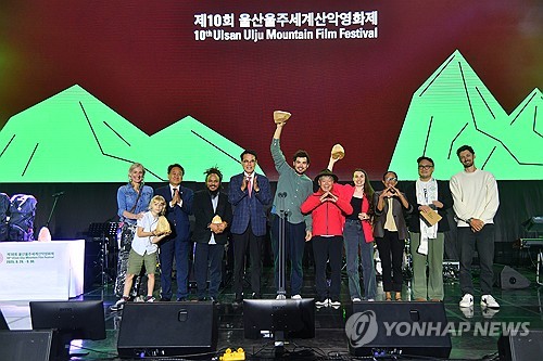 (울산=연합뉴스) 장영은 기자 = 30일 울산 울주군 영남알프스 복합웰컴센터에서 열린 국내 유일 국제산악영화제인 제10회 울산울주세계산악영화제 폐막식에서 국제경쟁 시상식이 진행되고 있다. 2025.9.30 young@yna.co.kr