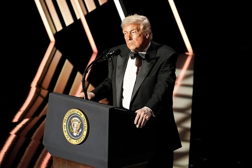 트럼프, 나비 넥타이 매고 MC 변신…연말 대중문화 시상식 진행