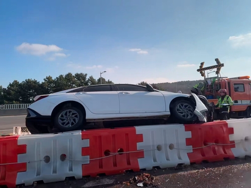 "전방주시 태만"…인천공항고속道서 방호벽 올라탄 승용차