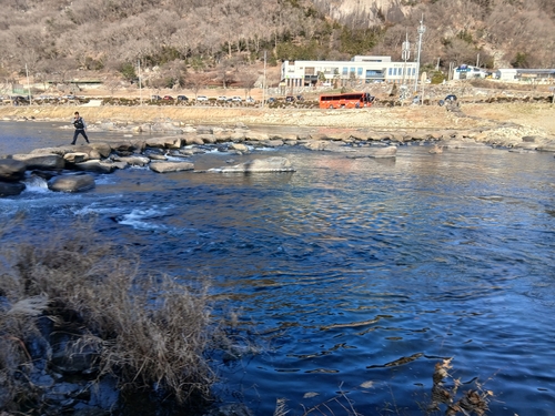 징검다리 건너다 하천 빠져 사망…유족 "불안정한데 조치 안 해"