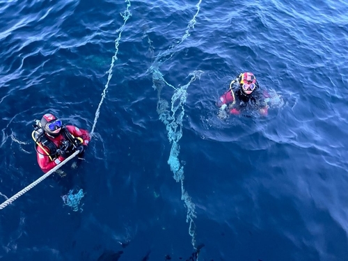 속초 앞바다서 부유물 감긴 어선 멈춰서…선원 7명 전원 구조