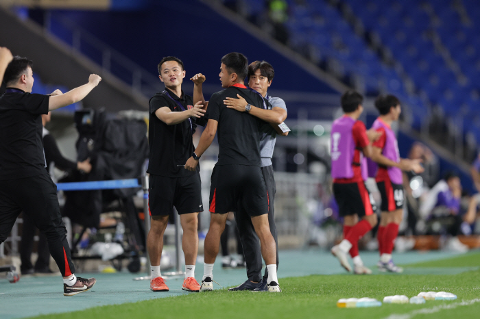 갑작스런 사임 발표, 의리의 청두 팬들…서정원 감독 배웅 위해 공항 집결
