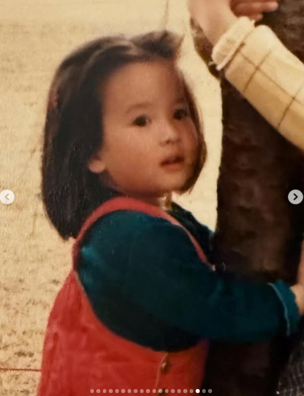 송혜교, 어린 시절 사진 꺼냈다…"이 얼굴로 자랄 수밖에"