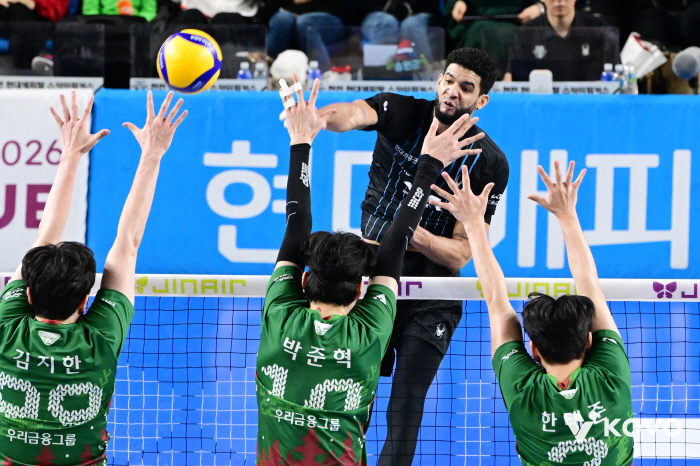 '크리스마스인데…' 또 싸워? 에이스 → 사령탑까지 휘말린 감정적 신경전 '어수선'. 현대캐피탈, 우리카드 잡고 선두추격 박차 [천안리뷰]