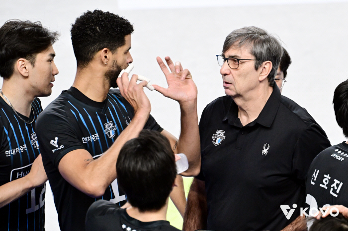 '크리스마스인데…' 또 싸워? 에이스 → 사령탑까지 휘말린 감정적 신경전 '어수선'. 현대캐피탈, 우리카드 잡고 선두추격 박차 [천안리뷰]