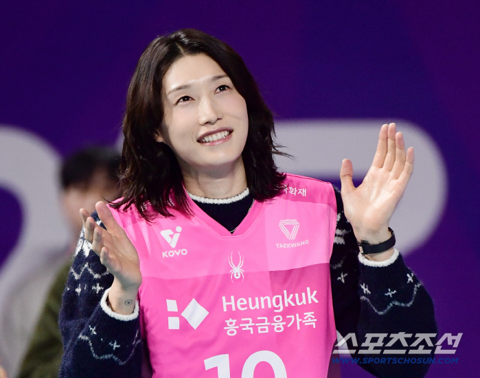 배구 코트로 다시 돌아온 '신인감독' 김연경, 인천에 다시 오다. 흥국생명 홈경기 방문 기념시구[인천현장]