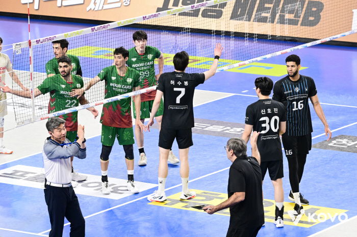 "용납하기 어려운 상황…인내심이 필요해" 한때 공격성공률 74% 허용, 대노한 사령탑 '부글부글' [천안패장]