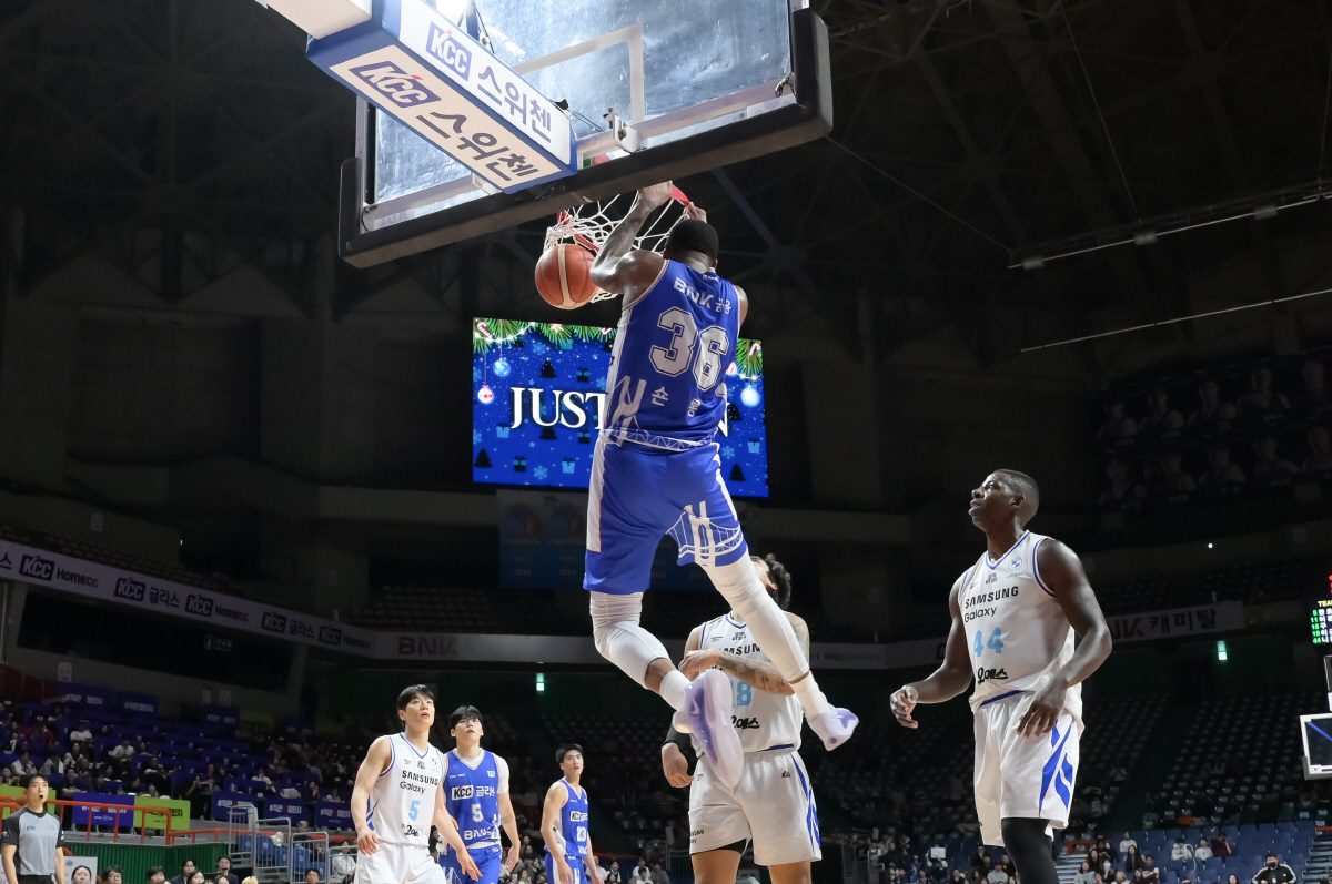 '2년 만의 파죽의 7연승' 숀 롱→허훈 '더블더블' 부산 KCC, 서울…