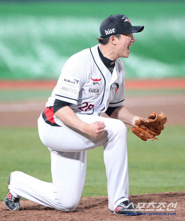 외면당한 '19연패' 악몽의 주인공, 준우승팀 떠나 우승팀 품에…제2의 …