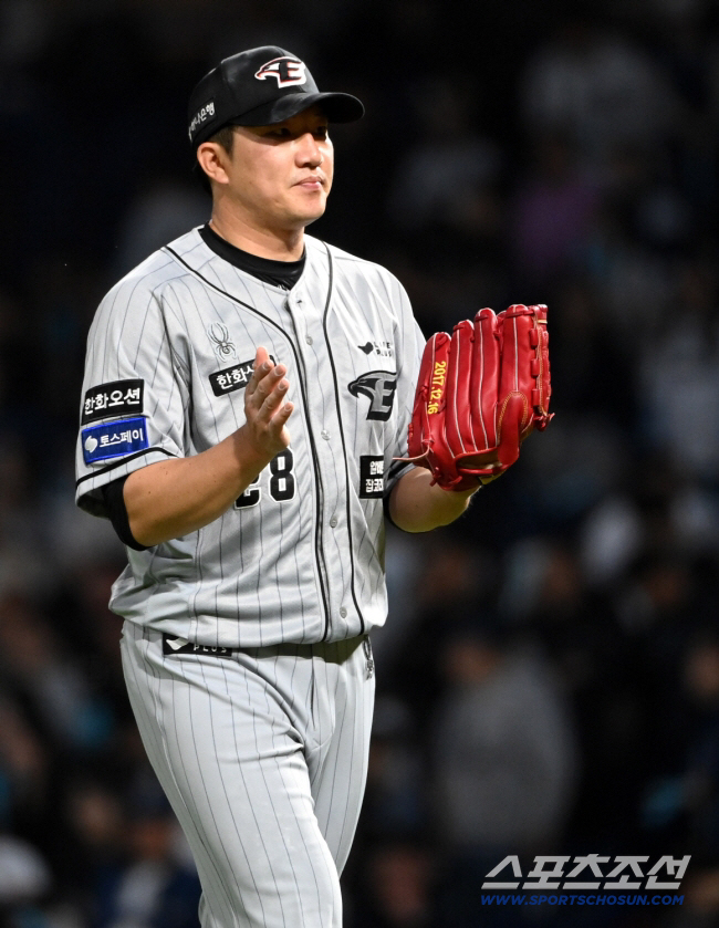 외면당한 '19연패' 악몽의 주인공, 준우승팀 떠나 우승팀 품에…제2의 …