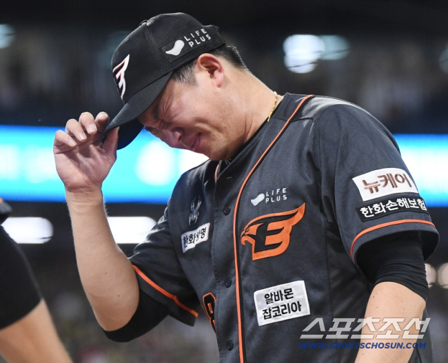 외면당한 '19연패' 악몽의 주인공, 준우승팀 떠나 우승팀 품에…제2의 …