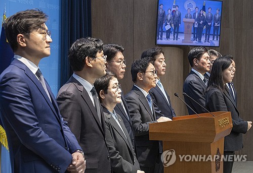 (서울=연합뉴스) 황광모 기자 = 대전·충남에 지역구를 둔 더불어민주당 의원들이 19일 국회 소통관에서 대전·충남 통합 관련 기자회견을 하고 있다. 2025.12.19 hkmpooh@yna.co.kr