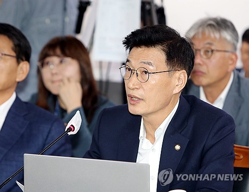 (여수=연합뉴스) 장덕종 기자 = 국회 농림축산식품해양수산위원회 소속 더불어민주당 문대림 의원이 21일 전남 여수시 해양경찰교육원에서 열린 국정감사에서 질의하고 있다. 2024.10.21 cbebop@yna.co.kr