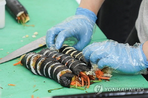 서울 서민메뉴 1년새 3∼5%대 상승…김밥·칼국수 '직격탄'