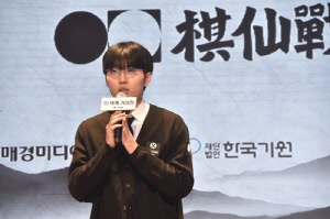 신진서, 리쉬안하오 대마 잡고 불계승…세계기선전 16강 진출