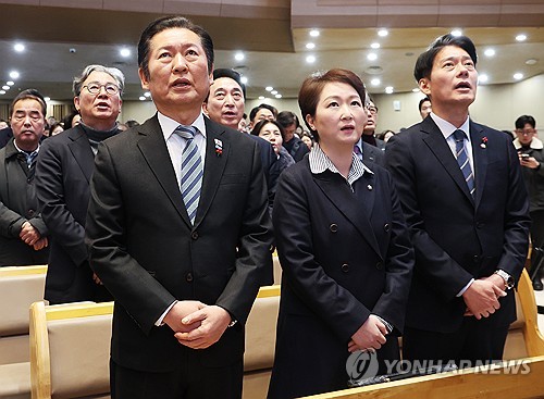 정청래, 성탄예배서 시 낭독…"흔들리지 않고 피는 꽃 있으랴"