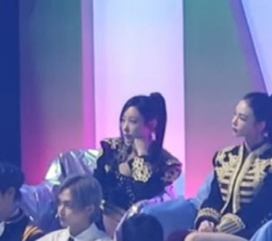 지젤, 제니 무대 태도 논란에 직접 해명...