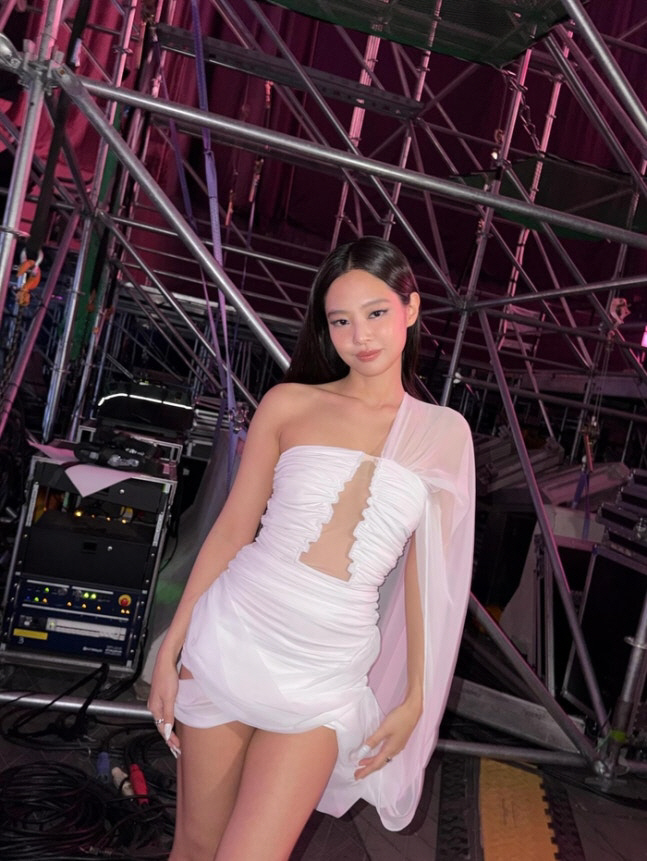 “혼자여도 빛났다” 블핑 제니, MMA서 압도적 비주얼…세계가 반한 패션…