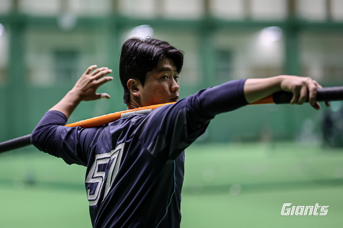 82경기+2연투+3연투 모두 리그 1위 → 혹사 아냐? 24세 영건 향한…