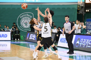 치열한 선두 다툼 펼치는 하나은행과 KB스타즈, 올스타 브레이크 앞두고 28일 맞대결