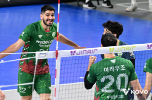 외인 활력 되찾아라! 속타는 6위 우리카드, 연말 특별선물이 돌파구 될까 [천안포커스]