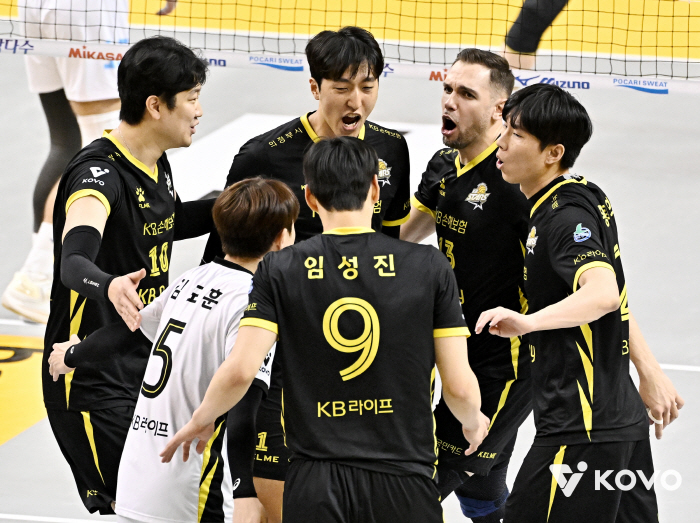 경민대에서는 이긴다! '비예나-임성진 폭발' KB손해보험, '정지석 이탈' 대한항공에 X-MAS 매치 승리 '2위 맹추격' [의정부 리뷰]